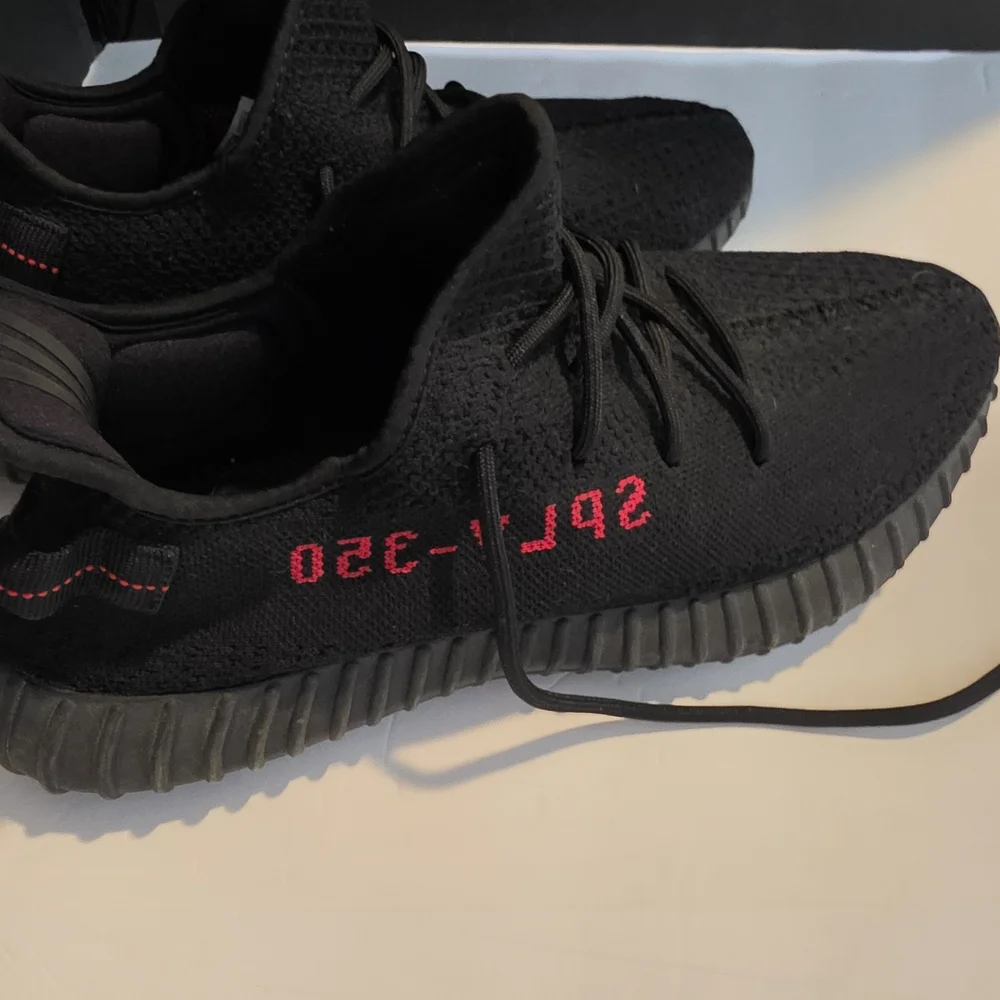 Black Yeezy Boost 350 V2 Sneakers Great Shape Check Pics Make An Offer No Box - Picture 3 of 6